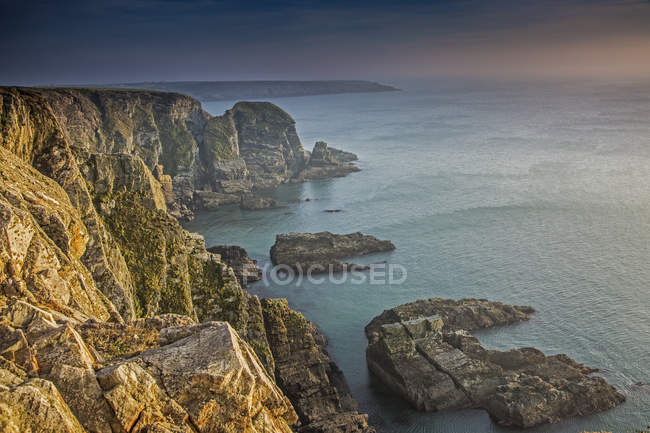 Скалы Огги с видом на океан, скалы Саут-Сток, Англеси, Уэльс — стоковое фото