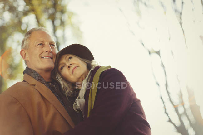 Liebevolles, heiteres Seniorenpaar im Herbstpark — Stockfoto