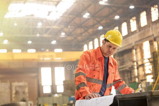 Інженер огляд креслень на металургійному заводі — стокове фото