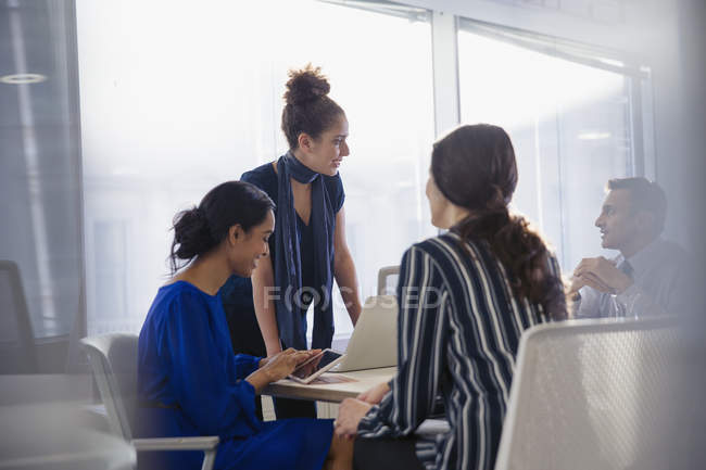 Geschäftsleute reden, arbeiten im Konferenzraum — Stockfoto