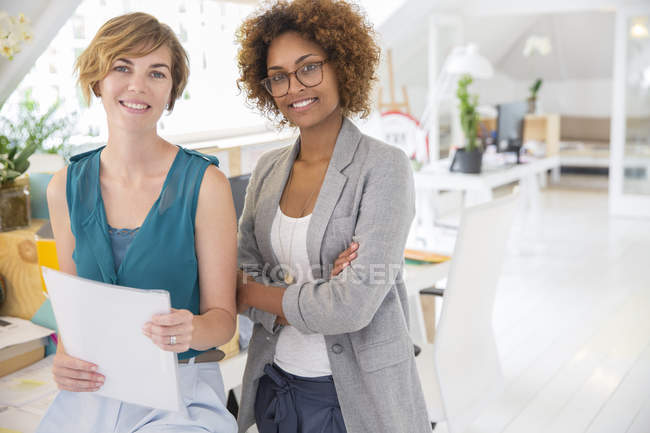 Portrait of two smiling office workers — Stock Photo