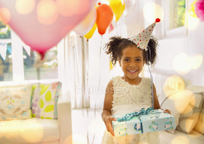 Retrato sonriente chica celebración cumpleaños regalo - foto de stock