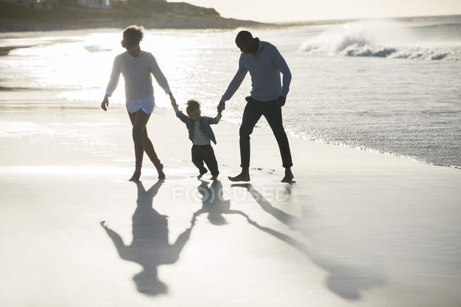 Famille heureuse s'amuser sur la plage — Photo de stock