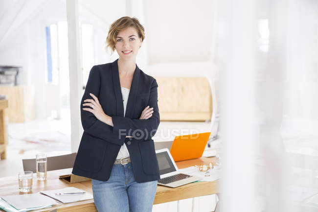 Portrait de jeune femme au bureau moderne — Photo de stock