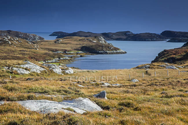 Vista soleggiata paesaggio scosceso e lago, Loch Aineort, Uist Sud, Ebridi Esterne — Foto stock