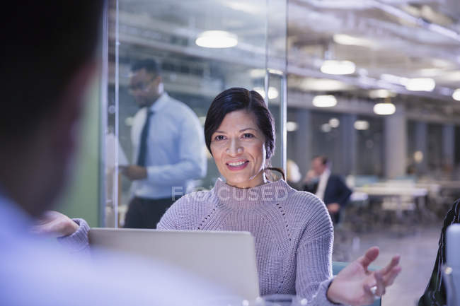 Ділова жінка жестикулює, розмовляє в ноутбуці в конференц-залі зустріч — стокове фото