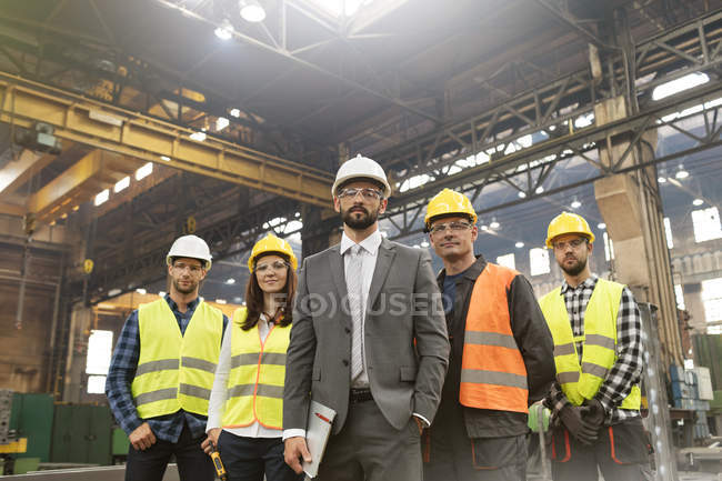 Портрет впевнений менеджер і команда сталеливарних робітників на заводі — стокове фото