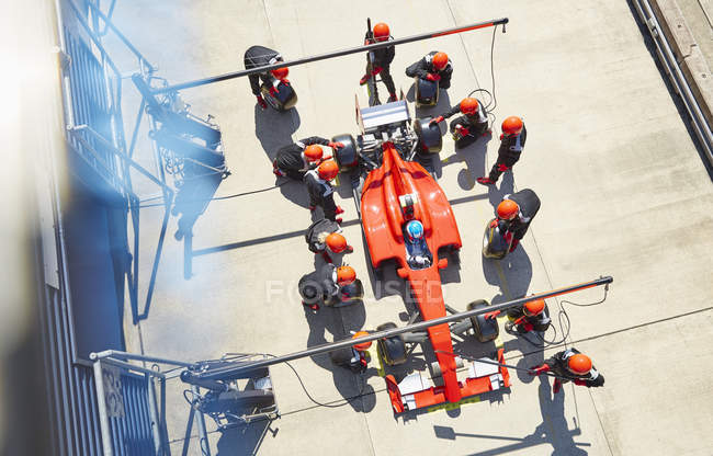 Экипаж шахты заменяет шины на болиде Формулы-1 в пит-лейн — стоковое фото