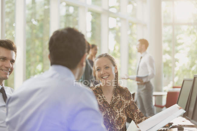 Улыбающаяся деловая женщина на встрече в современном офисе — стоковое фото