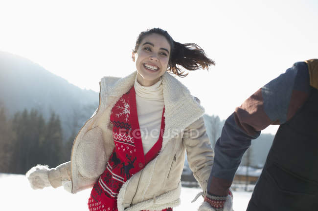 Пара бегущих в снегу — стоковое фото