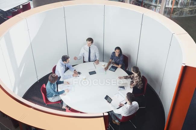 Ділові люди зустрічаються в круглому відкритому плані конференц-залу — стокове фото