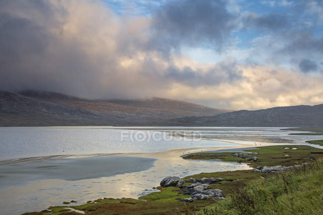 Wolken über Bergen und ruhigem Wasser, Seilpost, Harris, äußere Hebriden — Stockfoto