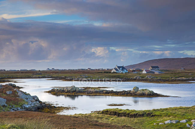 Tranquilo cena nuvens sobre lago e vila de pescadores, Lochboisdale, South Uist, Outer Hebrides — Fotografia de Stock