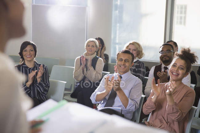Geschäftsleute im Publikum klatschen für Konferenzredner — Stockfoto