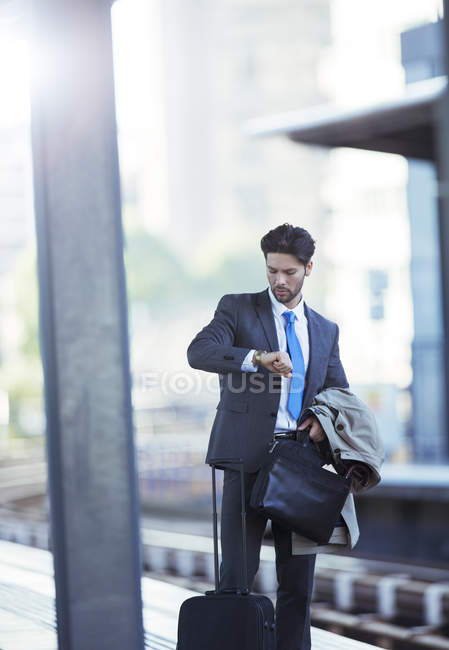 Бізнесмен, перевіряючи його дивитися в залізничного вокзалу — стокове фото