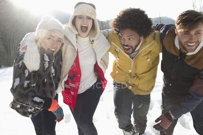 Друзья играют на снегу — стоковое фото