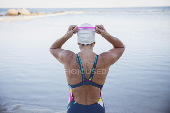 Vista posteriore del nuotatore attivo femminile — Foto stock