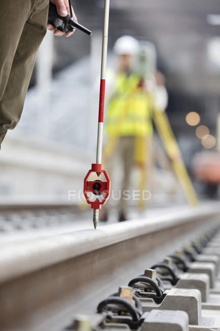 Ingenieure vermessen Gleise auf Baustelle — Stockfoto