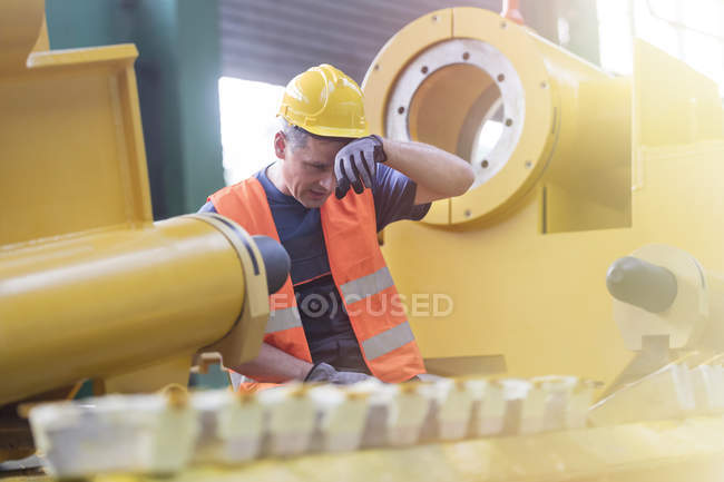 Втомлений білий сталевий працівник на заводі — стокове фото