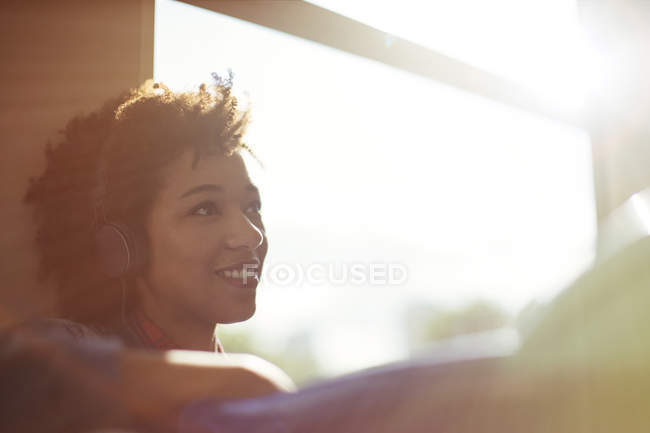 Mujer sentada cerca de ventana en tren - foto de stock
