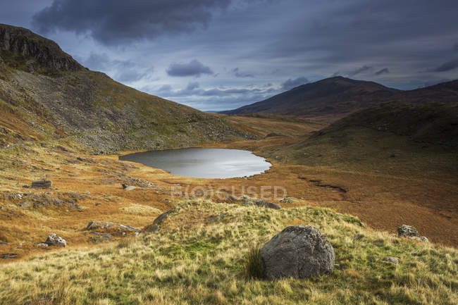 Lago remoto, Llyn Teyern, Snowdon, País de Gales — Fotografia de Stock