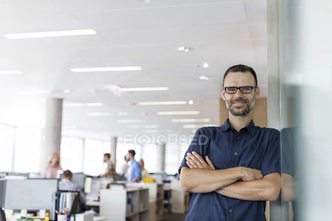 Retrato empresário confiante no escritório — Fotografia de Stock