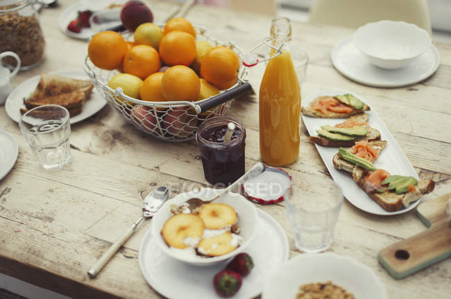 Bodegón desayuno en mesa de comedor rústico - foto de stock