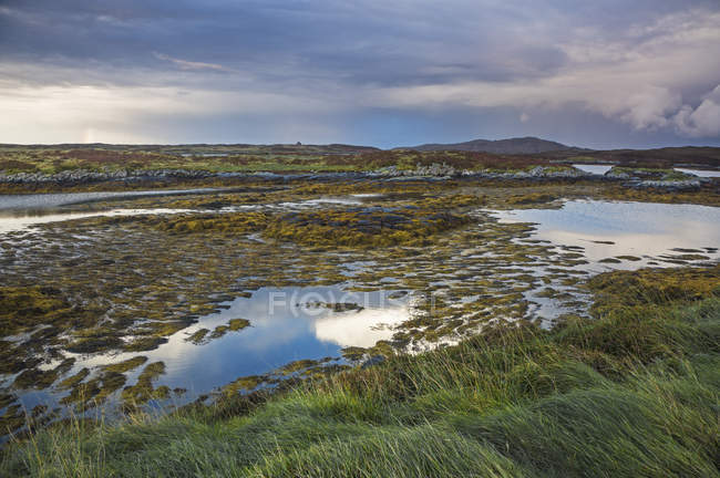 Vue tranquille sur le lac, Loch Euphoirt, Uist Nord, Hébrides extérieures — Photo de stock