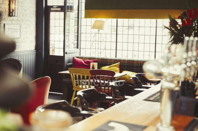 Bar et table avec coussins dans un bar vide — Photo de stock