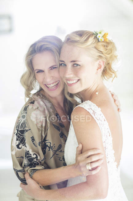 Porträt von Braut und Ehrenmatrone beim Hochzeitsempfang — Stockfoto