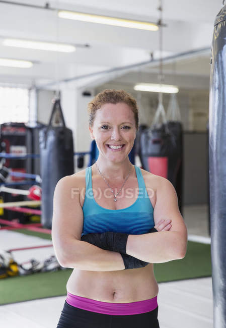 Уверенная в себе, улыбающаяся боксерша в спортзале — стоковое фото