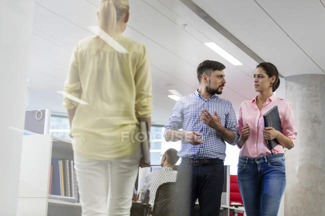 Uomini d'affari che parlano e camminano in ufficio — Foto stock