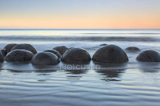 Rochas e rochas tranquilas, Moeraki Boulders, South Island, Nova Zelândia — Fotografia de Stock