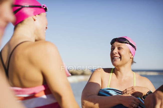 Des nageuses actives souriant à l'océan à l'extérieur — Photo de stock
