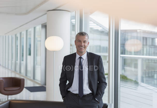 Ritratto uomo d'affari sorridente nel salone dell'ufficio — Foto stock