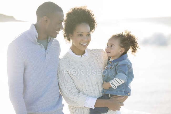 Портрет счастливой семьи в солнечном свете — стоковое фото