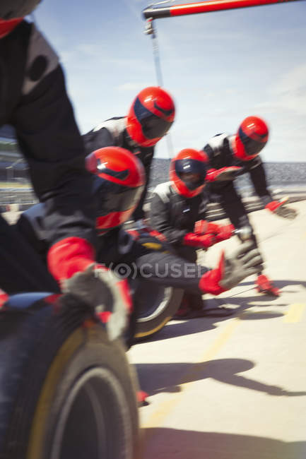 Tripulación de pozos con neumáticos listos en pit lane - foto de stock