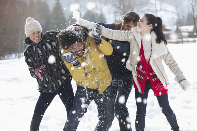 Друзья наслаждаются боем снежка — стоковое фото