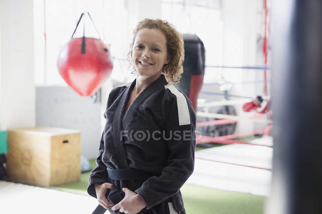 Портрет впевнена жінка в дзюдо уніформі в спортзалі — стокове фото
