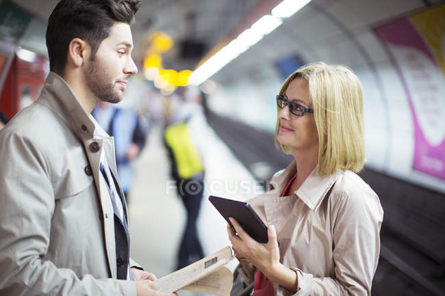 Les gens d'affaires parlent dans la station de métro — Photo de stock