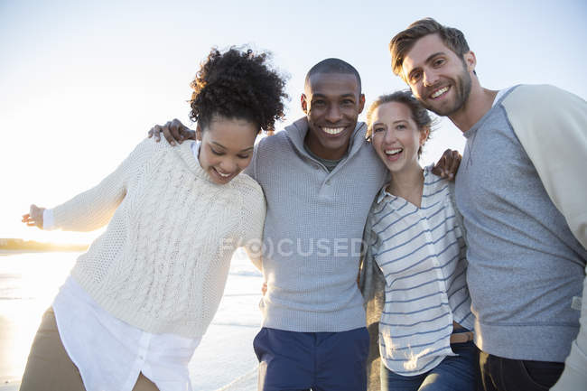 Porträt von vier Freunden, die Spaß haben — Stockfoto