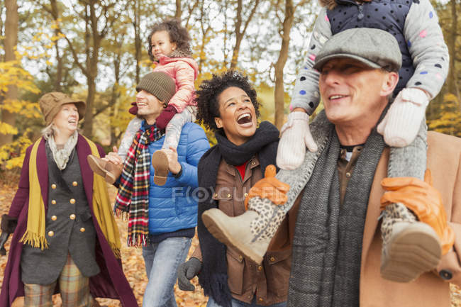 Randonnée ludique en famille de plusieurs générations dans le parc d'automne — Photo de stock
