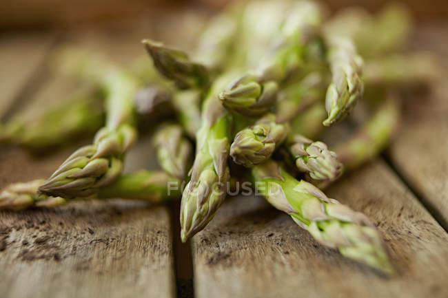 Natura morta da vicino freschi, biologici, sani, verdi punte di asparagi su legno — Foto stock