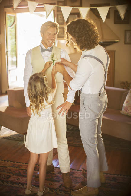 Sposo e testimone che si prepara per la cerimonia nuziale — Foto stock