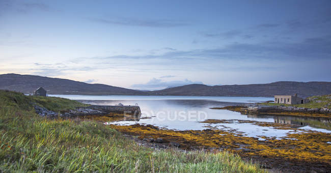 Vistas tranquilas al lago, Eriskay, Hébridas exteriores - foto de stock