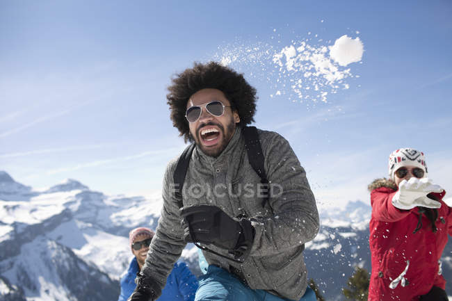 Amigos disfrutando de la pelea bola de nieve - foto de stock