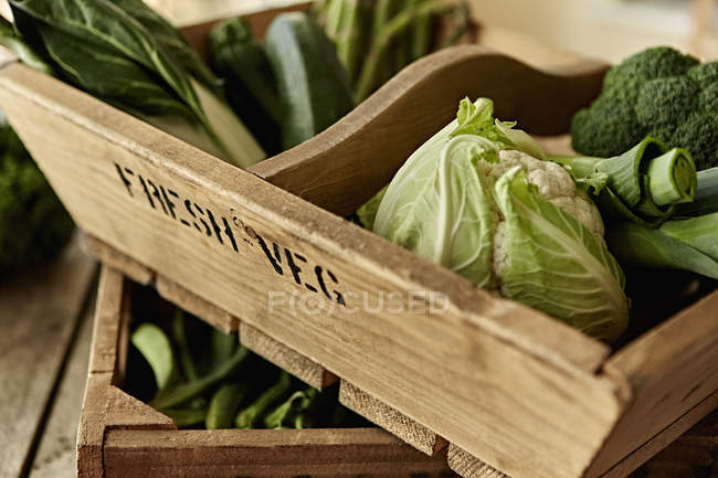 Still life fresh, organic, healthy, green vegetables in wooden crate — Stock Photo