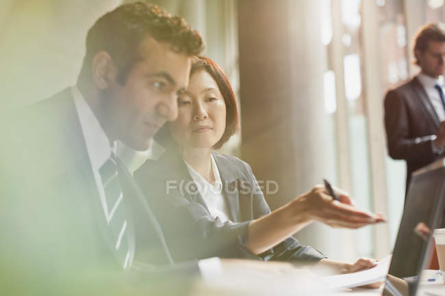 Business people working at laptop in meeting — Stock Photo