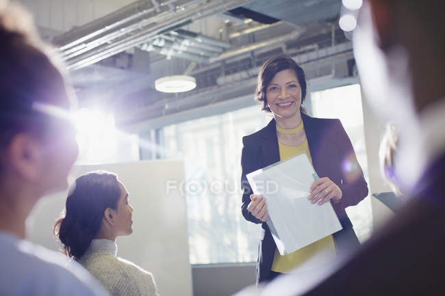 Портрет улыбающейся деловой женщины, ведущей встречу в офисе — стоковое фото