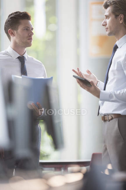 Бізнесмени спілкуються в сучасному офісі разом — стокове фото